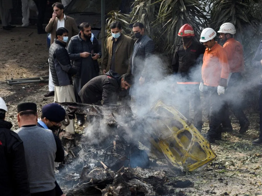 O mașină-bombă sinucigașă ucide un polițist pakistanez și îi rănește