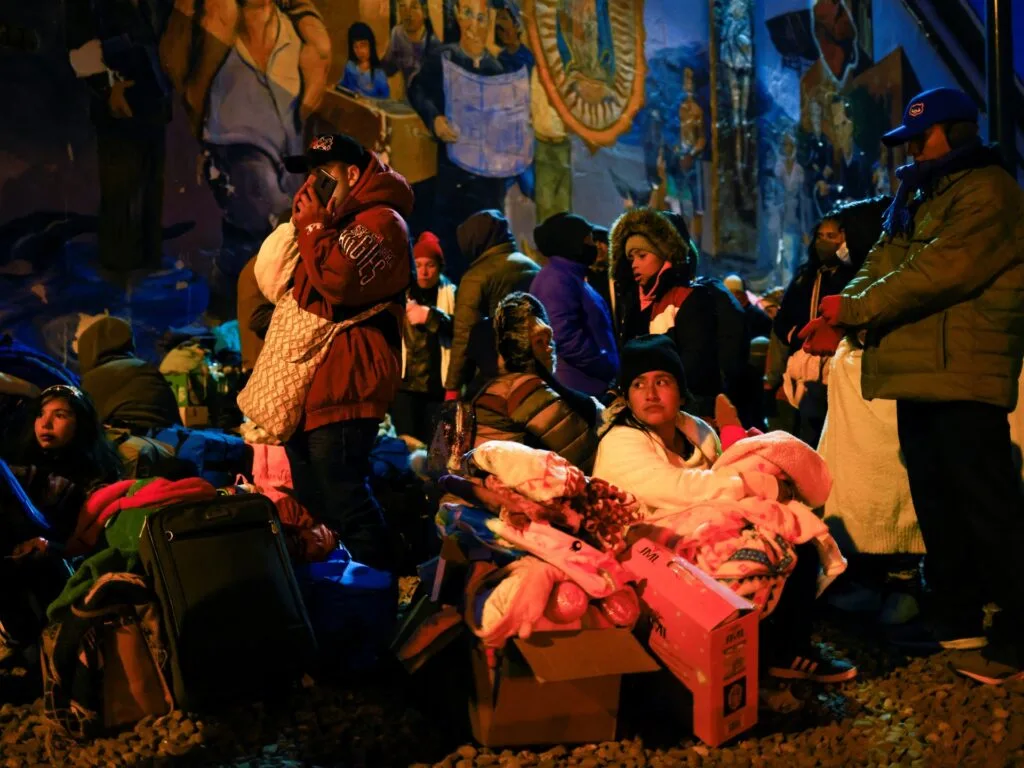 Migranții se confruntă cu un Crăciun înghețat la granița dintre