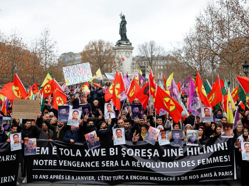 Poliția și protestatarii se ciocnesc la un miting care denunță