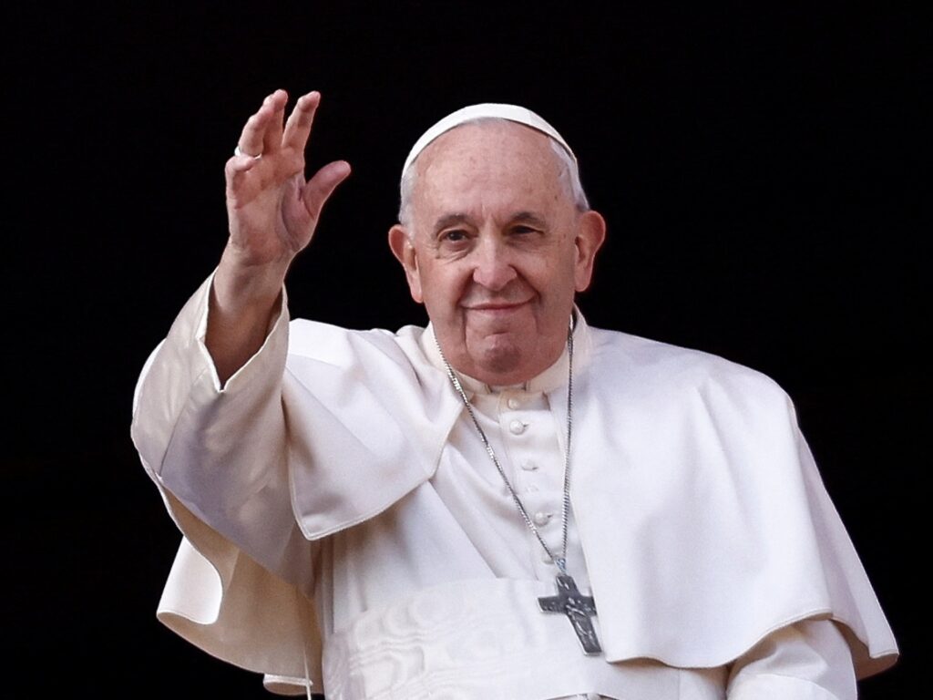 Papa îndeamnă încetarea războiului „nesens” din Ucraina într-un mesaj de