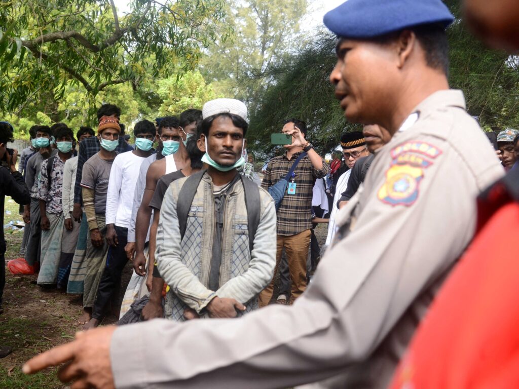 „Slab și bolnavi”: Rohingya ajung în Indonezia după săptămâni petrecute