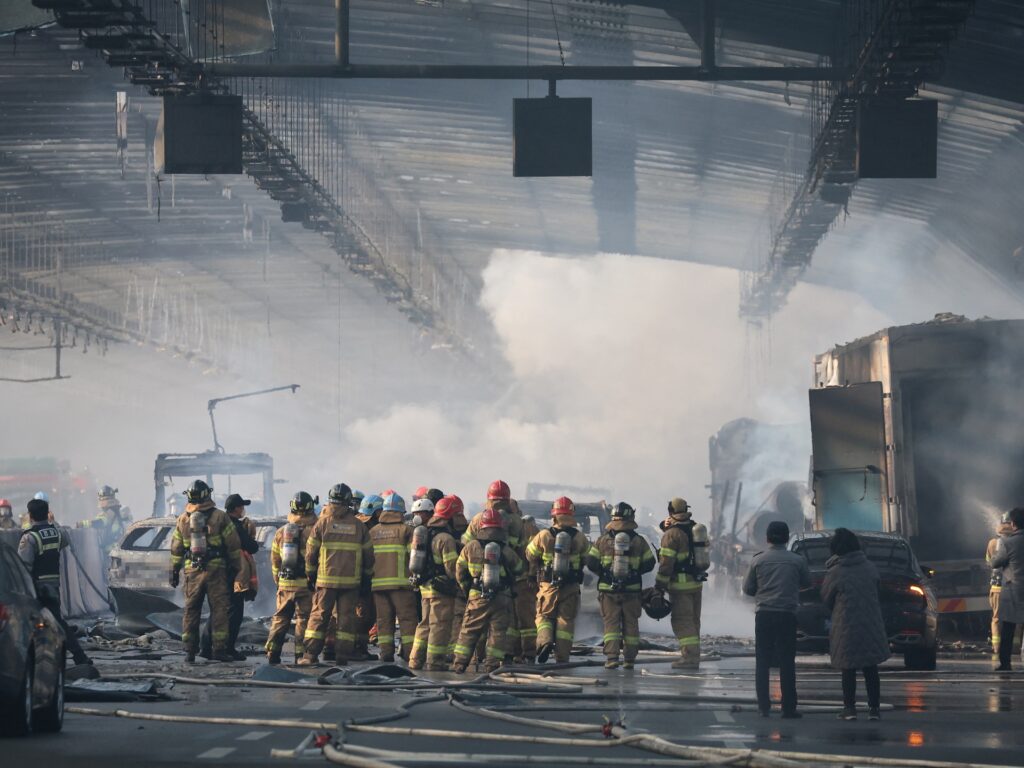 Cel puțin cinci morți în incendiul unui tunel rutier din