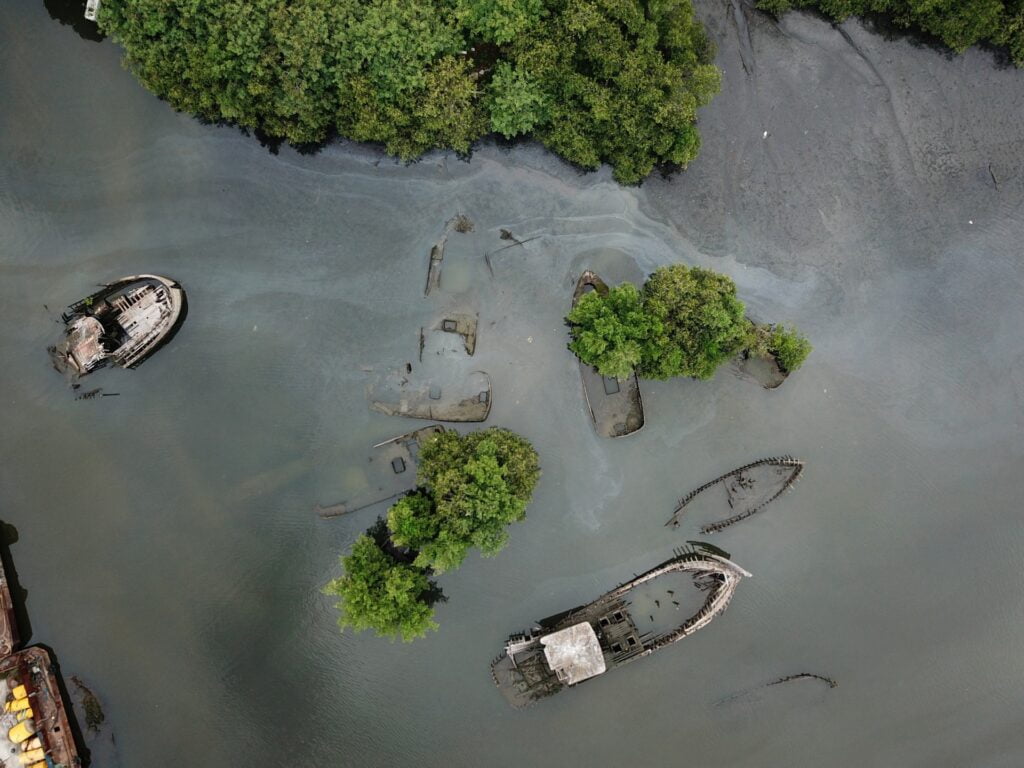 Cimitirul ciudat al navelor din Brazilia riscă un dezastru ecologic
