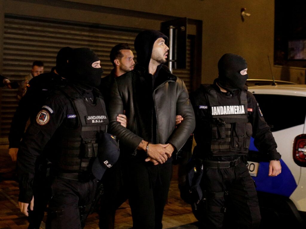 Influencerul Andrew Tate, arestat în timpul anchetei privind traficul de