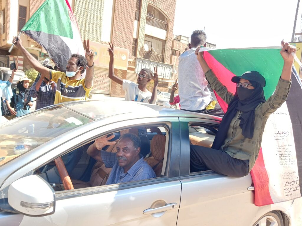 Forțele de securitate sudaneze lansează gaze lacrimogene protestatarii pro-democrație |