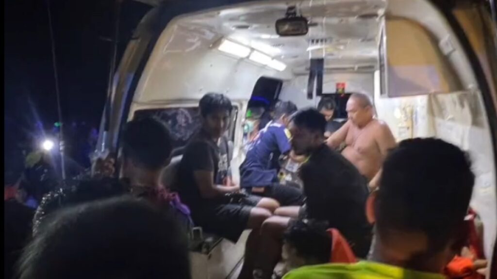 Salvatorii thailandezi găsesc cinci cadavre, unul supraviețuind după scufundarea unei