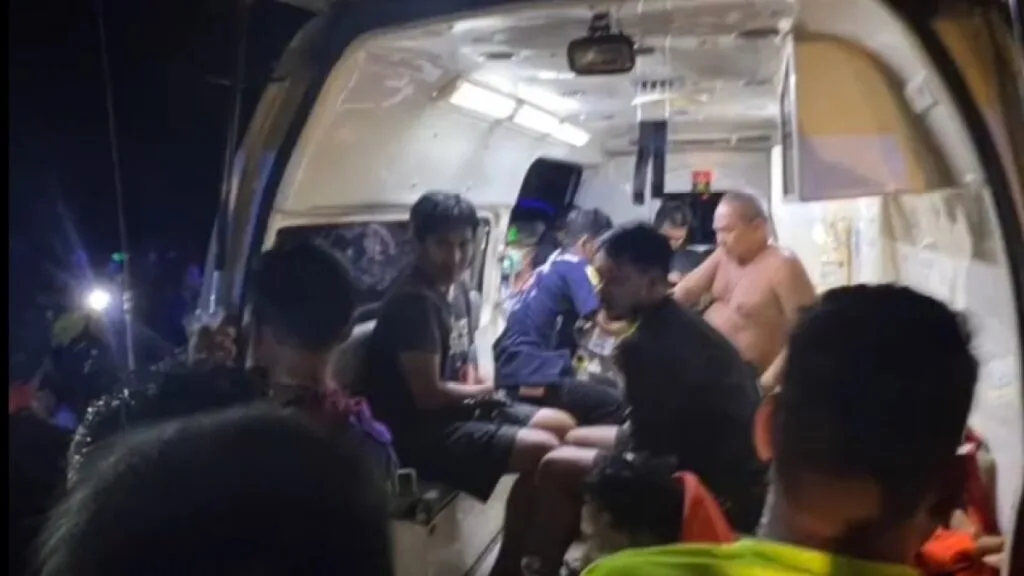 Salvatorii thailandezi găsesc cinci cadavre, unul supraviețuind după scufundarea unei