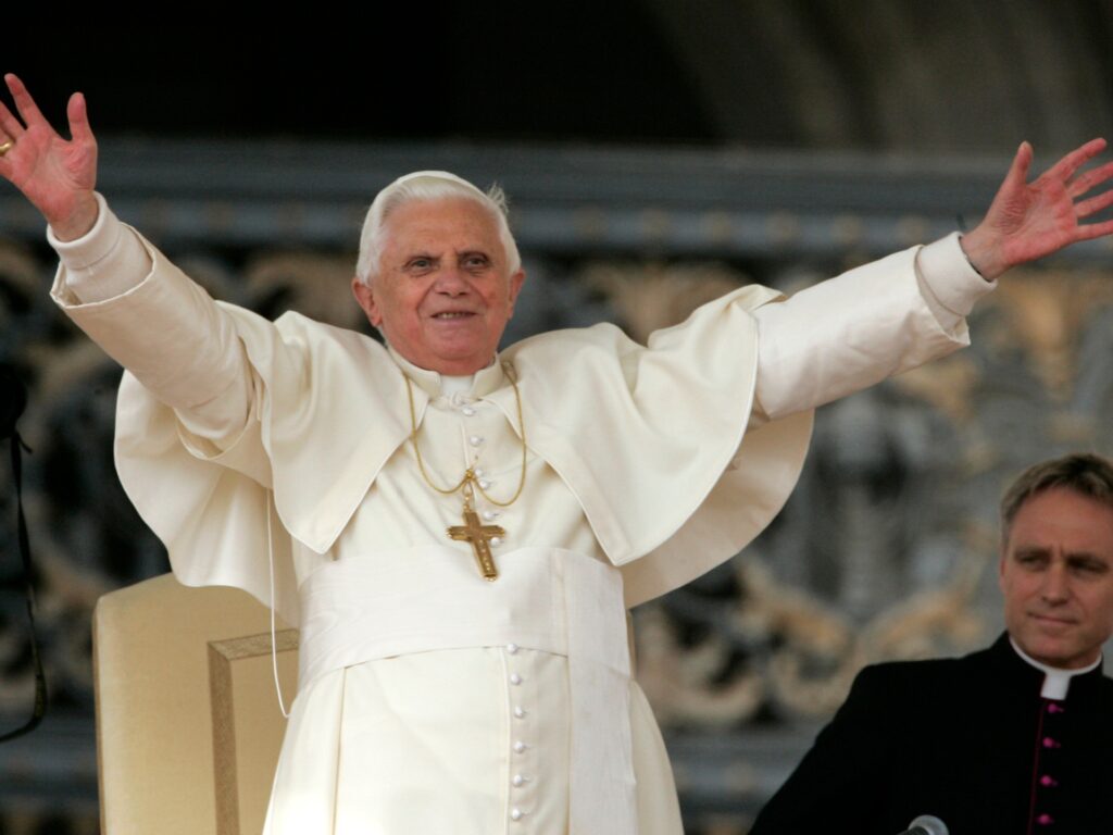 Papa emerit Benedict al XVI-lea a murit la 95 de