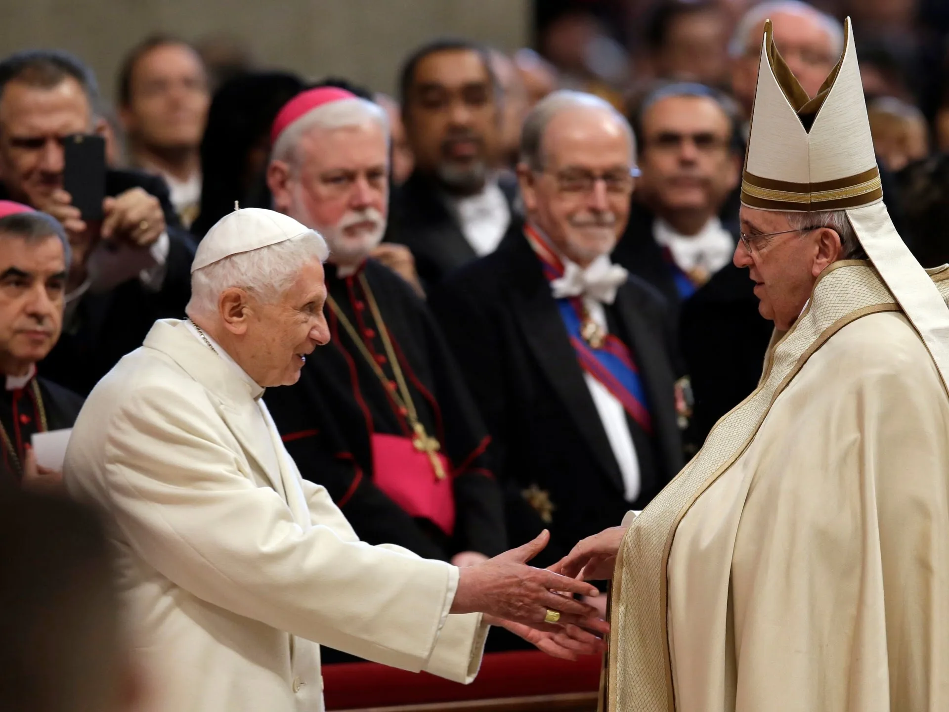 Papa Francisc cere rugăciuni pentru fostul Papă Benedict „foarte bolnav” |  Știri