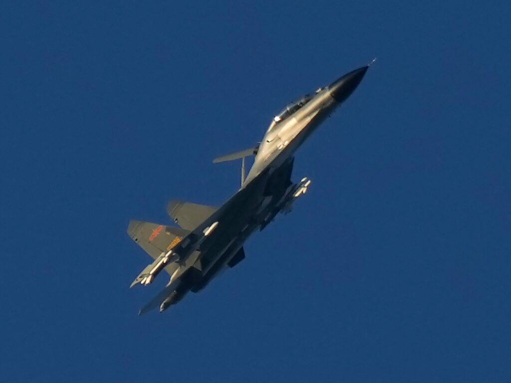 China „trimite un număr record de avioane de luptă” către