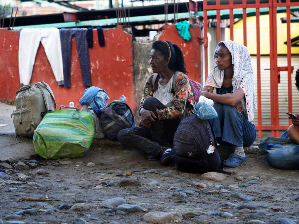 Foto: Fixer Network exploatează migranții care intră în Mexic |