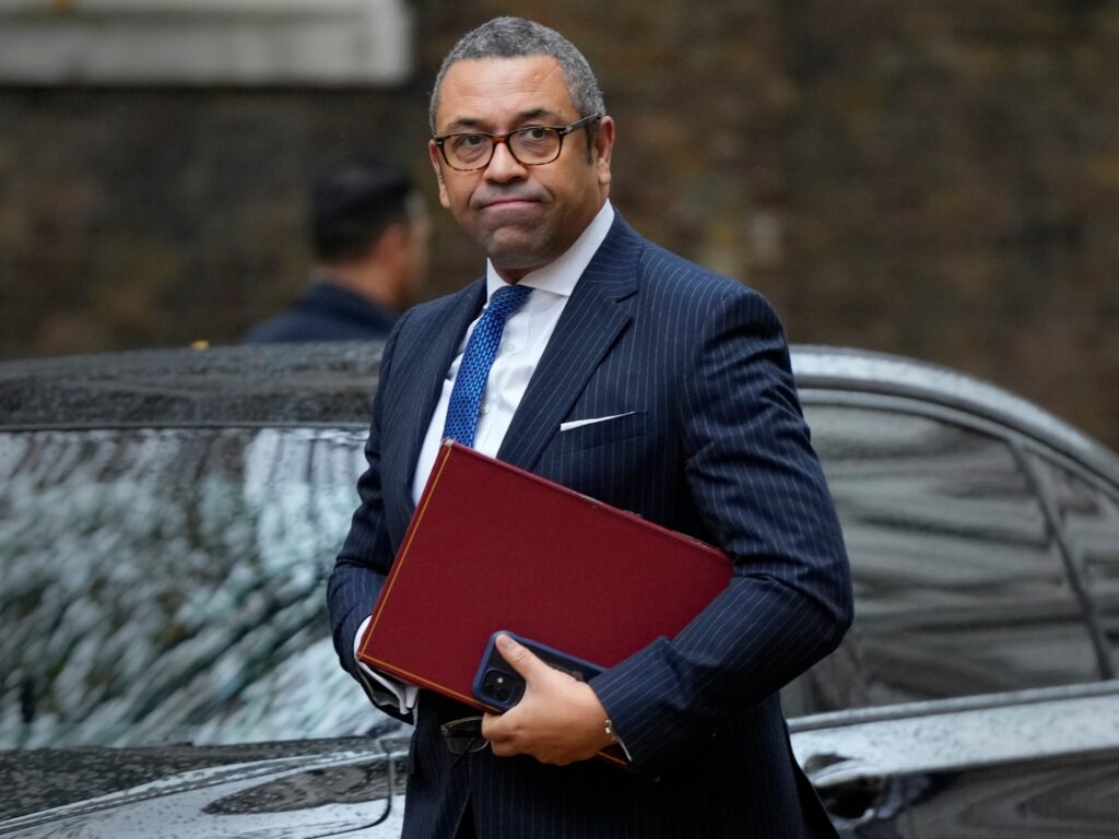 Marea Britanie amendează 30 de persoane din întreaga lume pentru