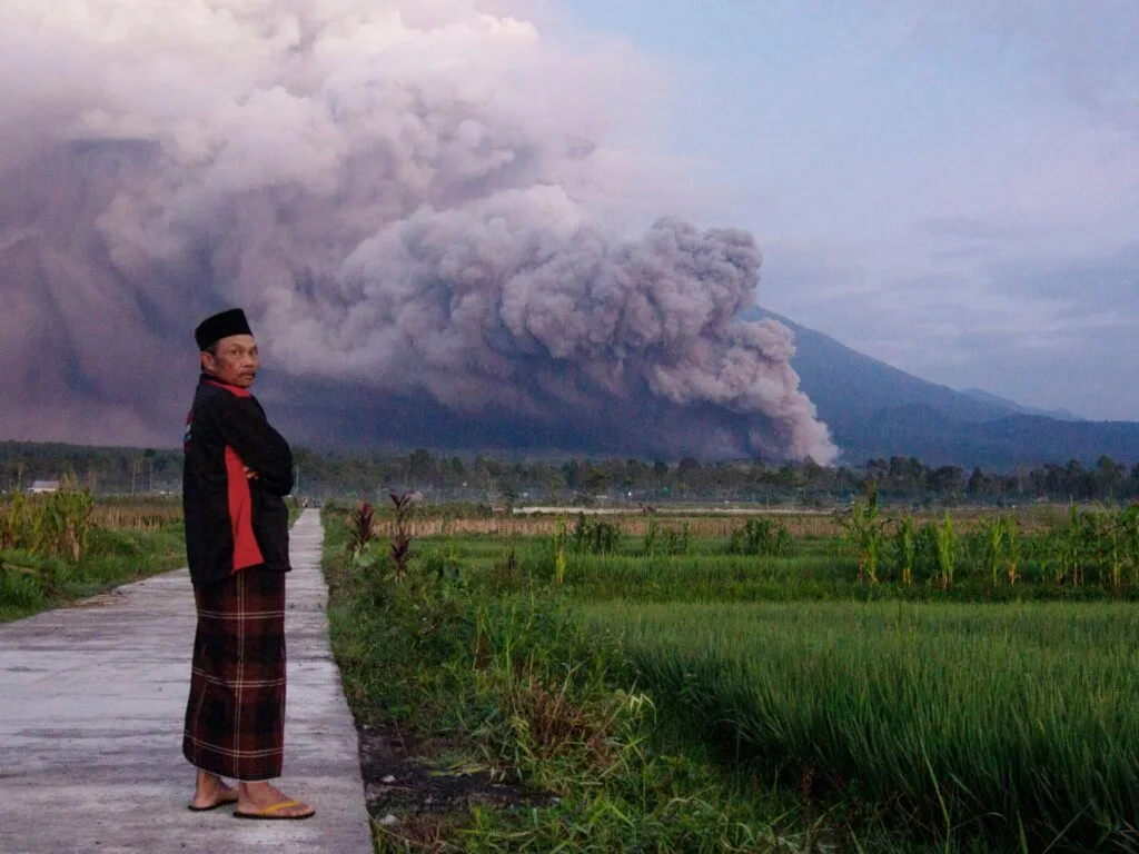 Vulcanul Semeru din Indonezia erupe, aruncând nori uriași de cenușă