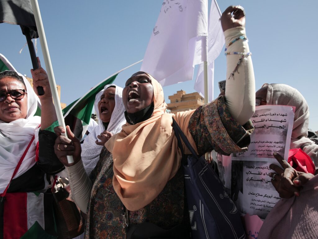 Proteste împotriva armatei sudaneze, părțile semnează acordul inițial de tranziție
