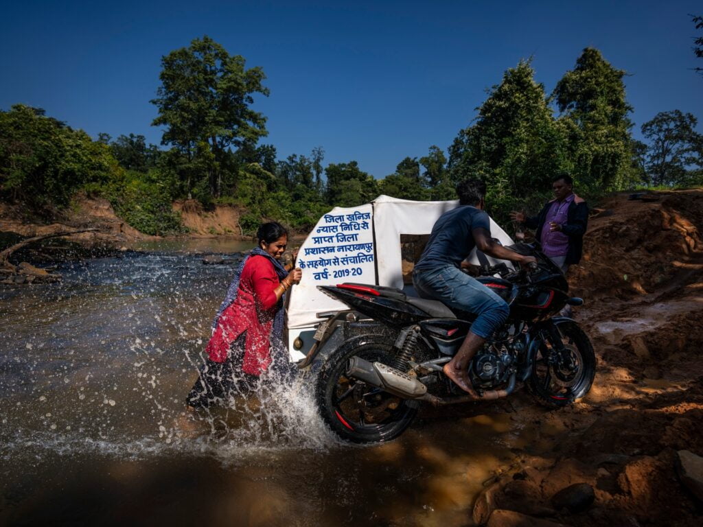 Foto: Ambulanțe sidecar ajută femeile însărcinate din India | In