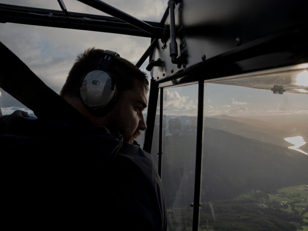 Pe măsură ce ceasul vremii bate, aviatorii se întrec pentru
