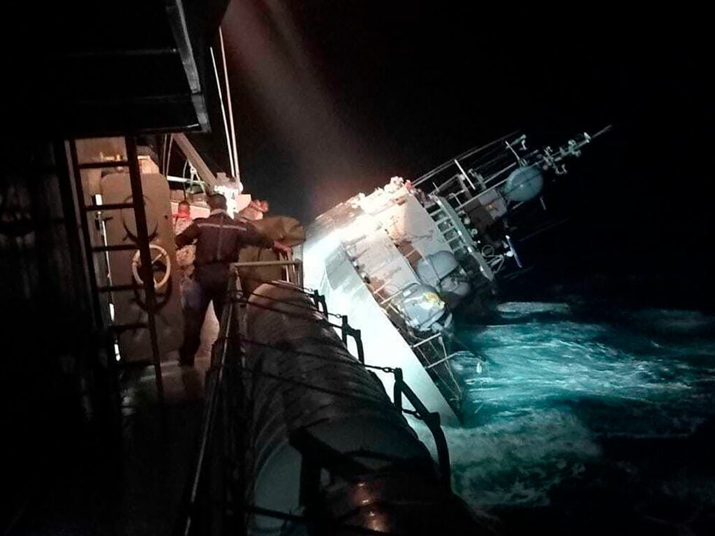 Zeci de marinari dispăruți după scufundarea unui vas al marinei