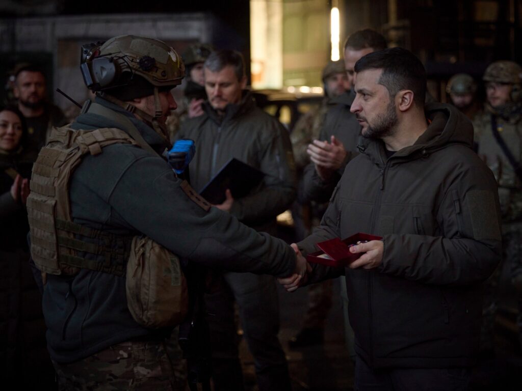 Foto: Zelensky vizitează trupele în timp ce Putin salută determinarea