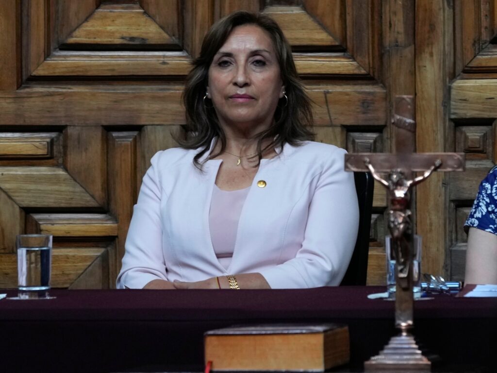 Noul președinte al Peruului schimbă guvernul în timp ce legăturile