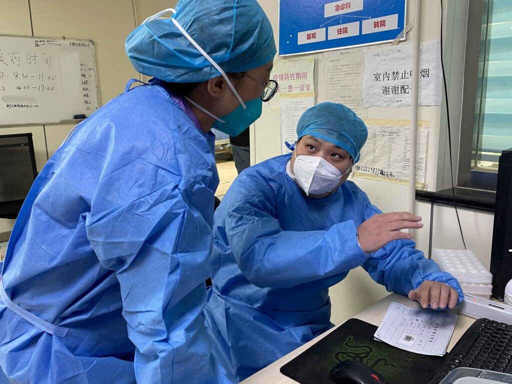 SUA solicită teste COVID negative pentru călătorii din China |