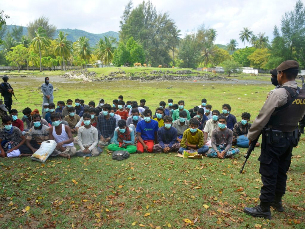 Zeci de rohingya aterizează în Indonezia după o lună în