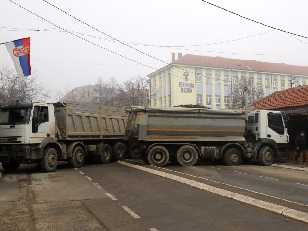 Etnicii sârbi ridică mai multe puncte de control pe măsură