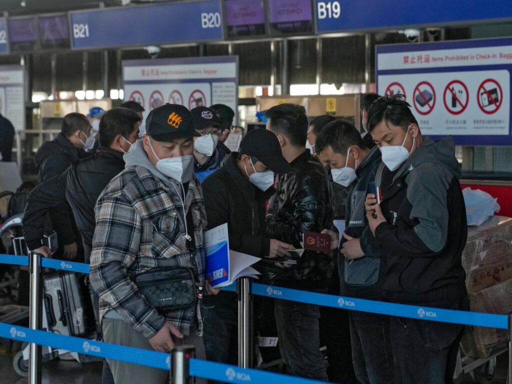 Italia comandă teste COVID pentru sosirile în China, UE caută