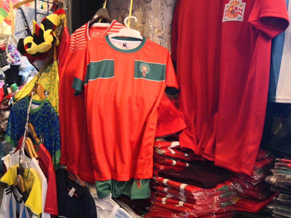 Tricourile din Maroc se vând pe măsură ce febra Cupei