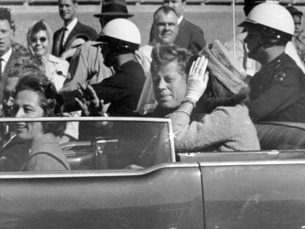 Peste 13.000 de fișiere JFK noi lansate; alte sute reținute