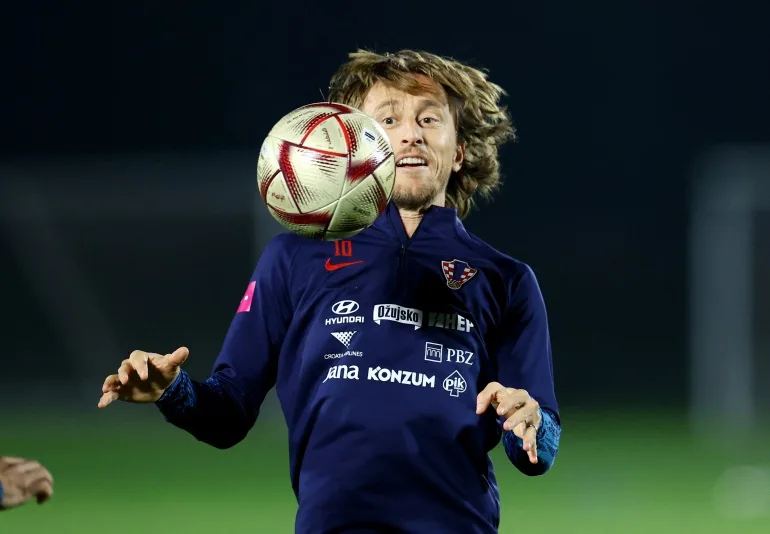Fotbal Fotbal - Cupa Mondială FIFA Qatar 2022 - Antrenament Croația - Locul de antrenament Al Erssal 3, Doha, Qatar - 11 decembrie 2022 Luka Modric din Croația în timpul antrenamentului REUTERS/Molly Darlington