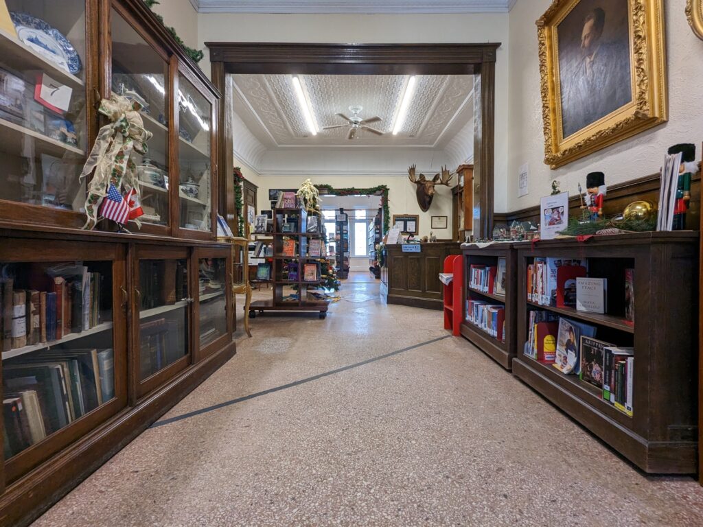 În interiorul bibliotecii unde poți citi în două țări în