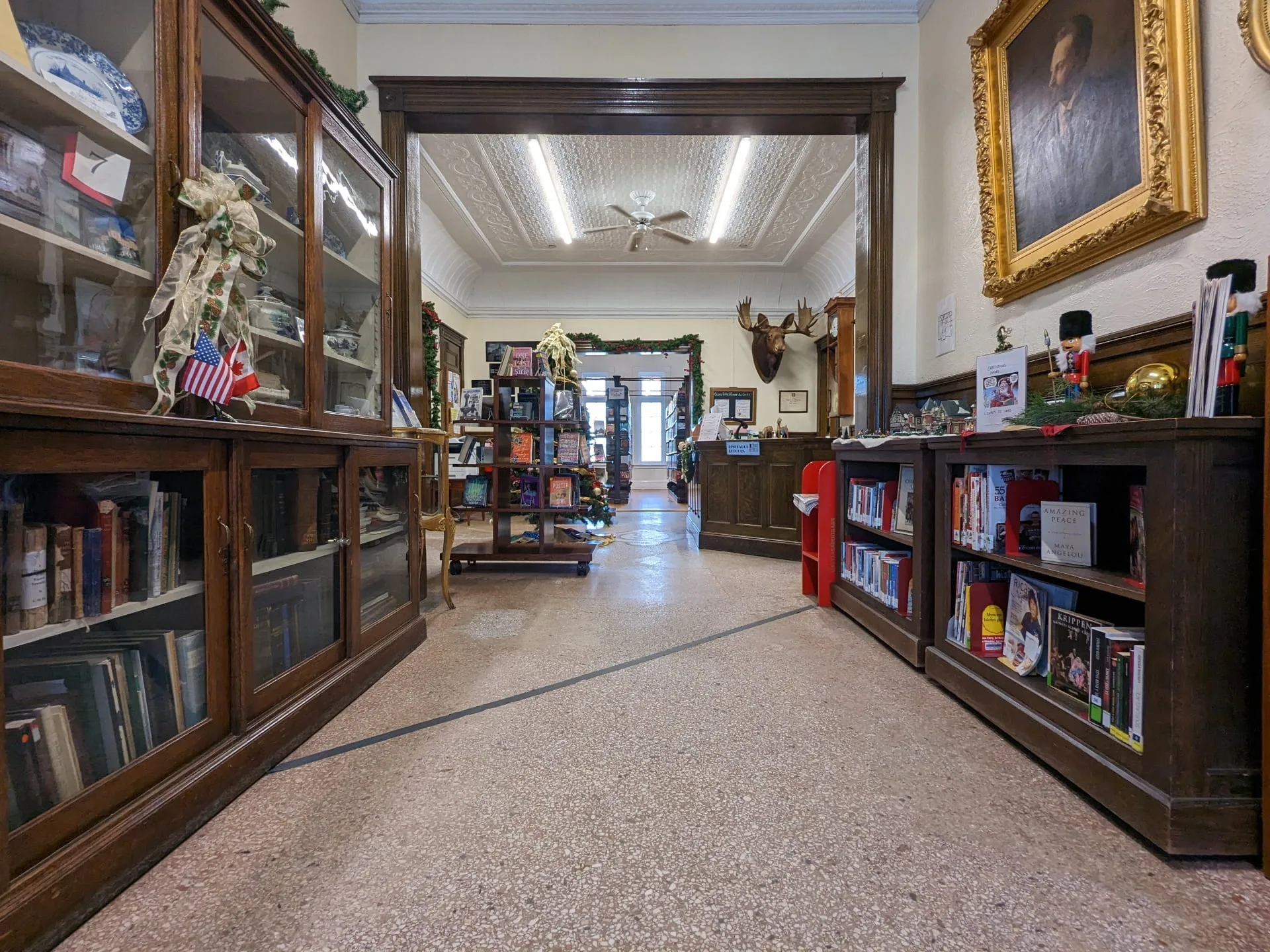 În interiorul bibliotecii unde poți citi în două țări în același timp |  Știri despre educație