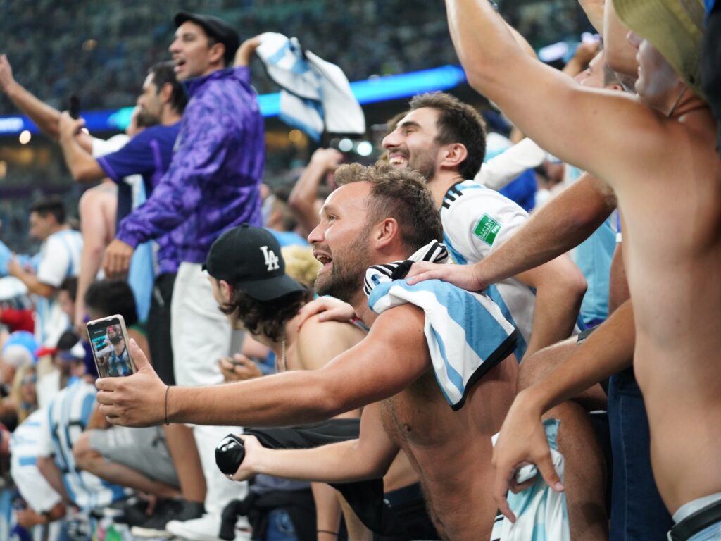 Foto: Fanii se înnebunesc pe măsură ce Argentina avansează în