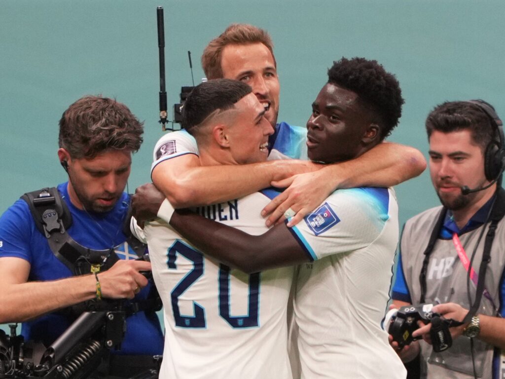 Leii Angliei răcnesc gălăgios în victoria cu 3-0 la Cupa