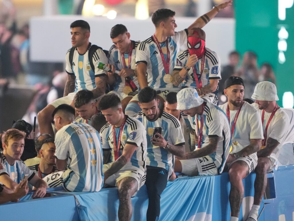 Foto: Parada victoriei la Cupa Mondială iese în stradă în