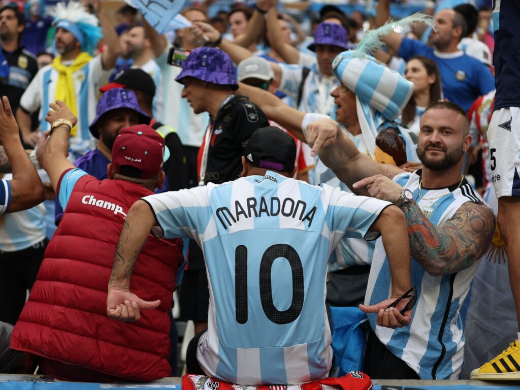 „Maradona ne conduce”: fanii Argentinei înaintea finalei Cupei Mondiale |