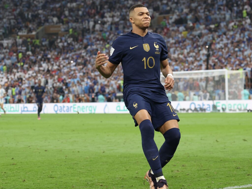 Fanii Franței aplaudă performanța incredibilă a lui Mbappé în finala