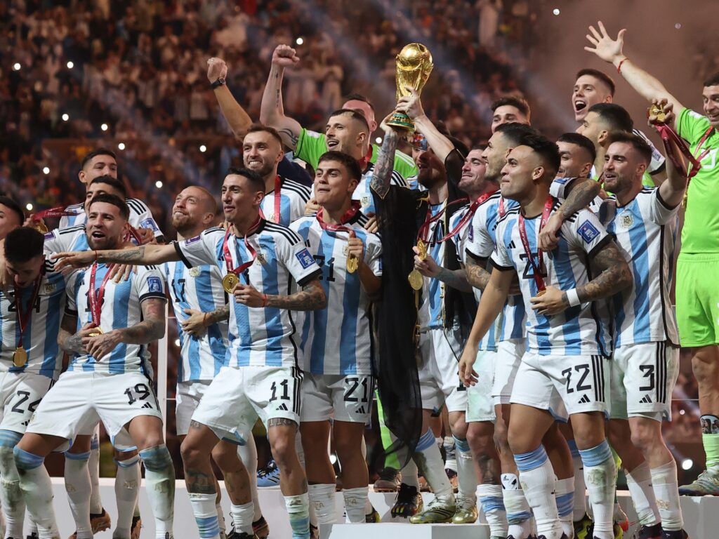 Lacrimi de ușurare și bucurie în timp ce Messi ridică