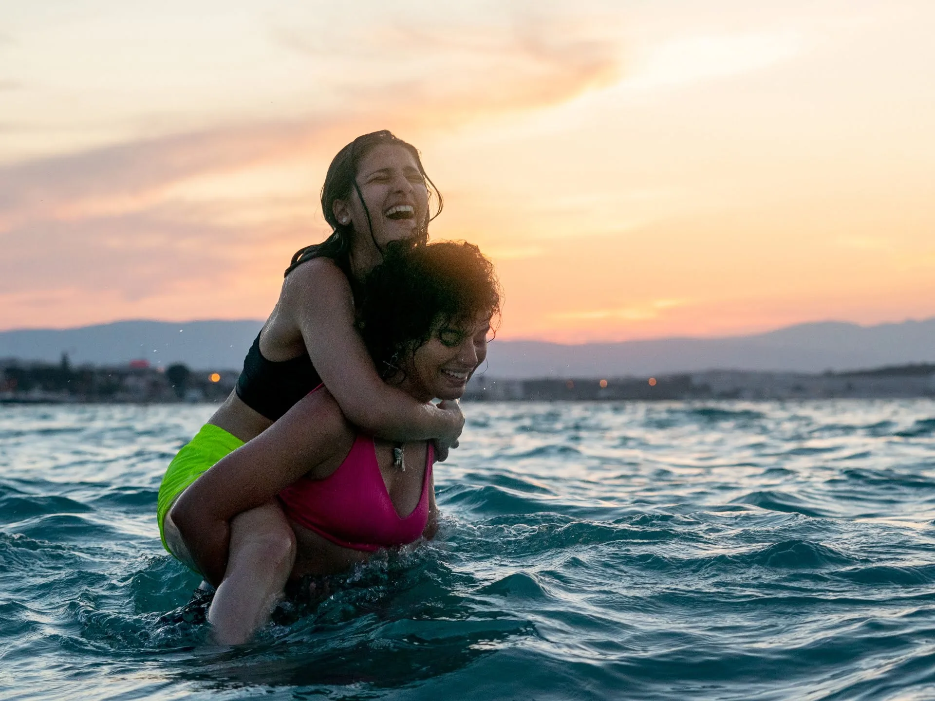 „The Swimmers”: Poate un film să schimbe modul în care oamenii privesc refugiații?  |  seriale TV