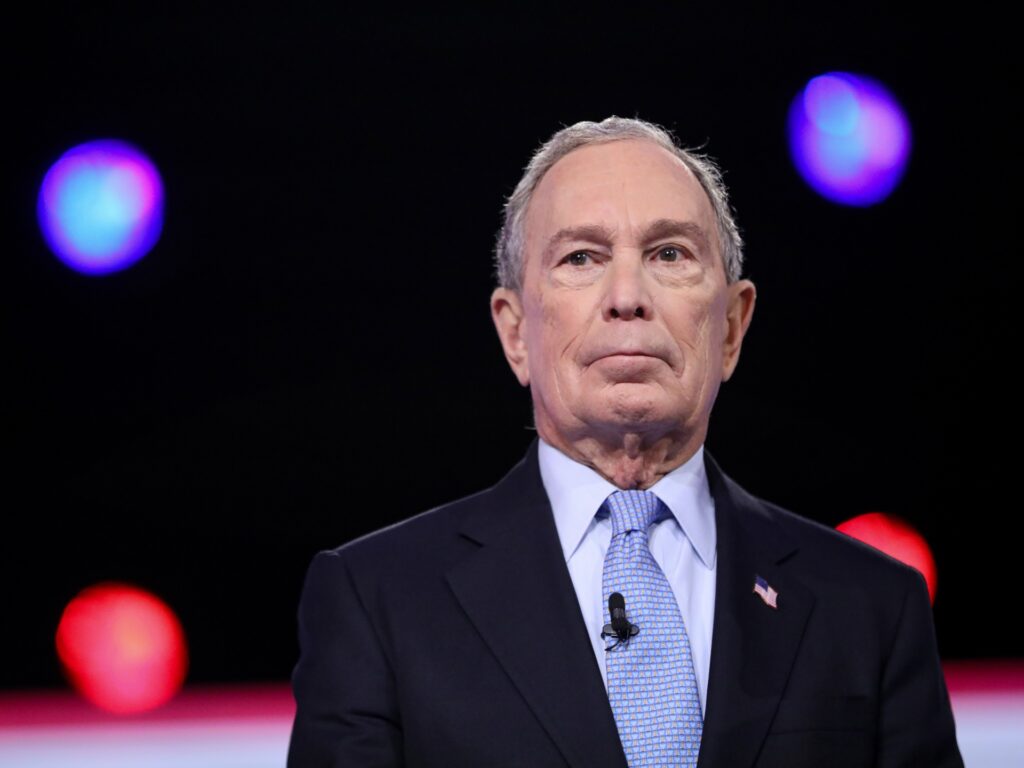 Mogulul media Mike Bloomberg caută să cumpere WSJ sau WaPo: