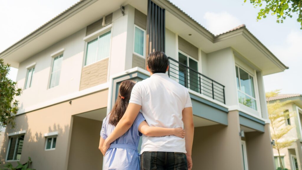 Sunt un expert în imobiliare: britanicii ar putea plăti cu