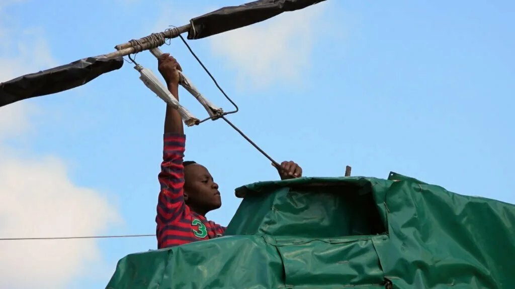 Giant Little Choppers: Elicopterul din Mozambic | Arta si Cultura
