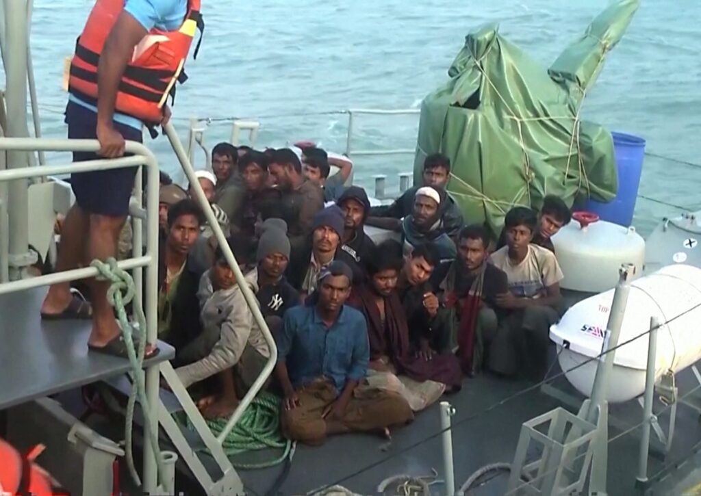 Marina din Sri Lanka salvează peste 100 de rohingya în