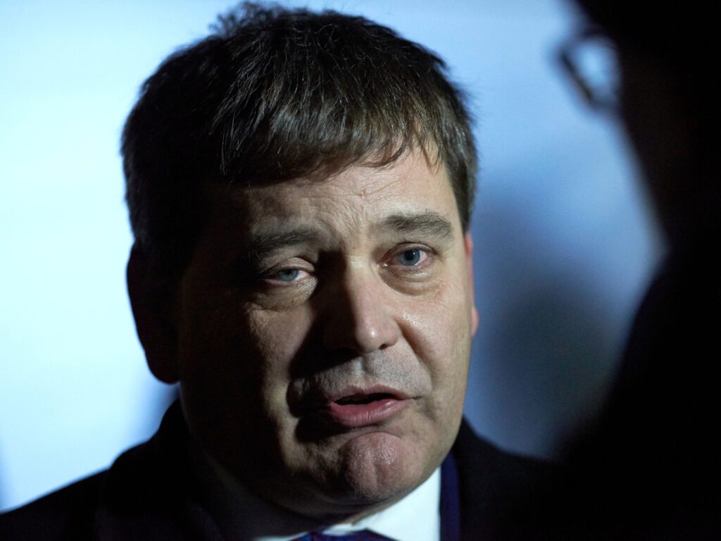 Politician britanic suspendat pentru că a comparat fotografiile cu COVID-19