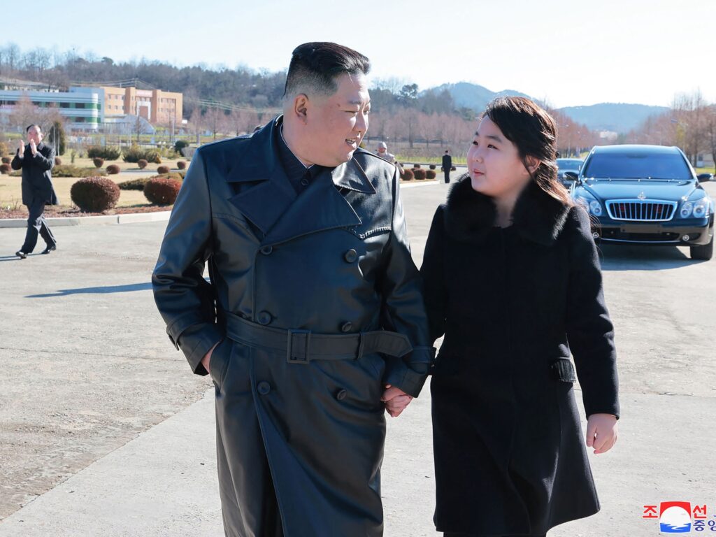 Kim din Coreea de Nord și-a dezvăluit fiica pentru a