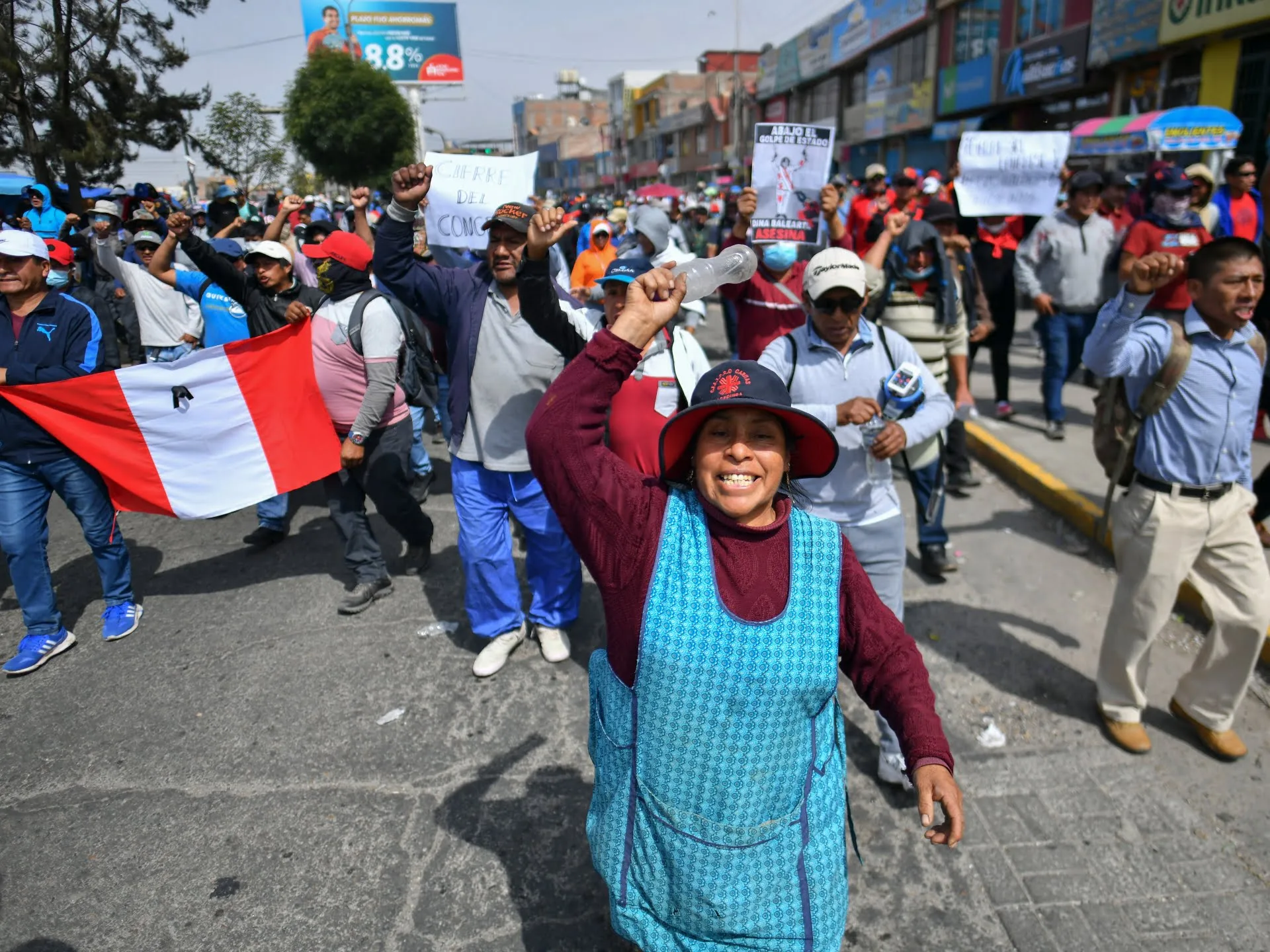 Punctele de control se reiau în Peru, în timp ce președintele cere „pace, calm, unitate” |  Protestele de știri