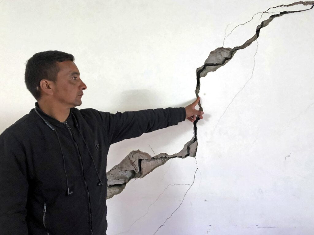 Scufundarea Pământului, prăbușirea caselor îi obligă pe mulți să fugă