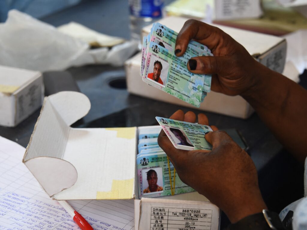 Tinerii nigerieni se adună pentru a primi buletinele de vot