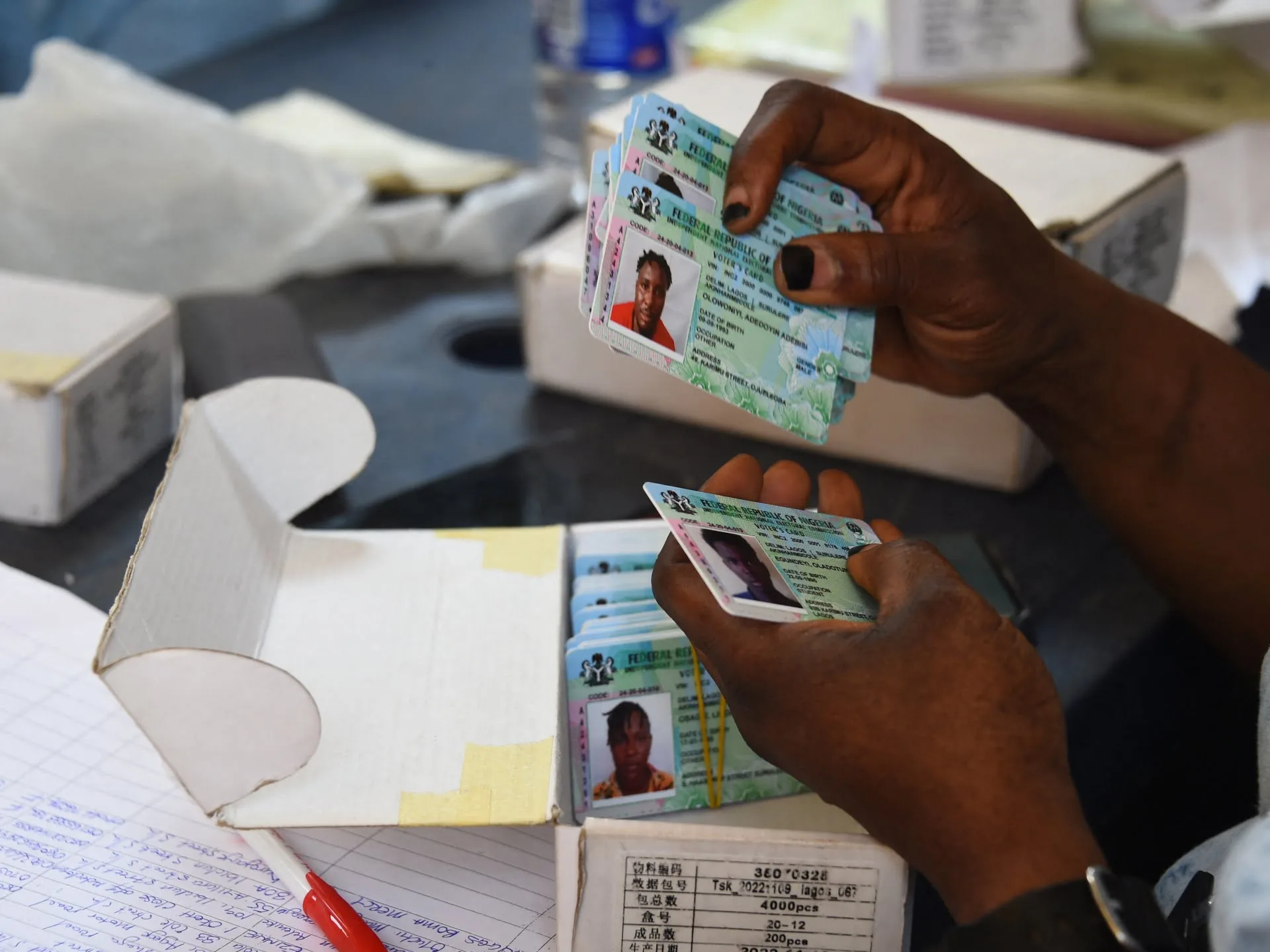 Tinerii nigerieni se adună pentru a primi buletinele de vot pentru alegerile din februarie |  Știri electorale