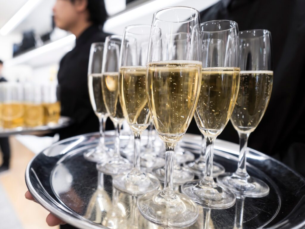 Dubaiul reduce taxa pe alcool de 30% pentru a atrage